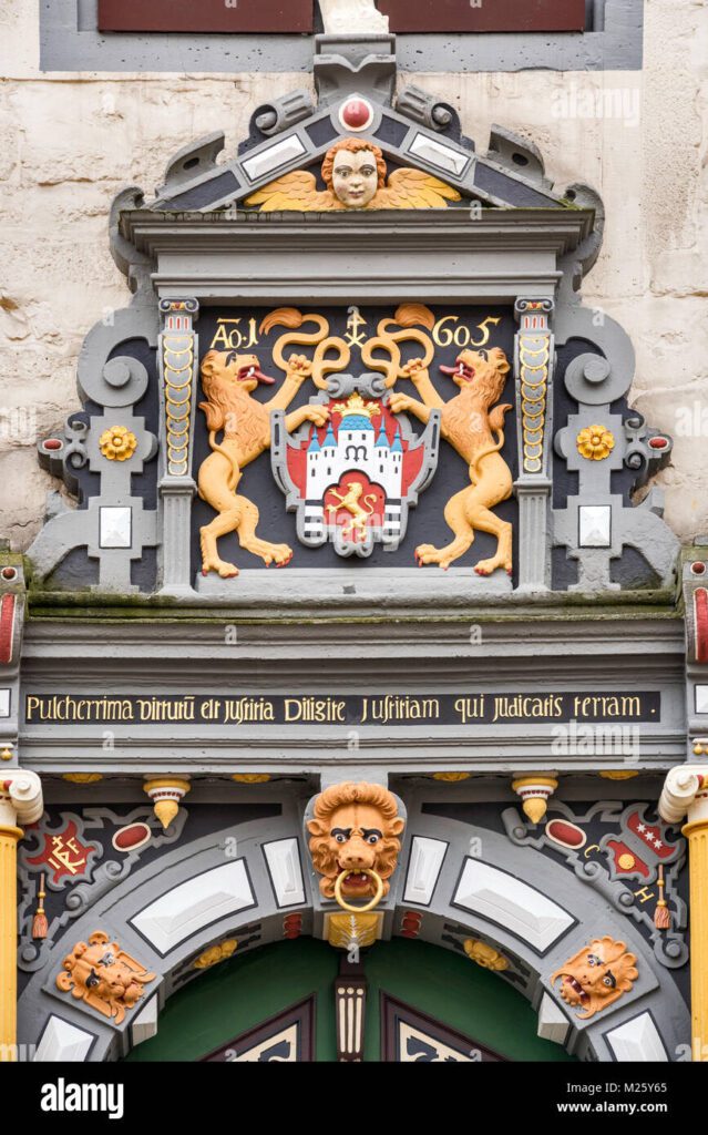 escudo de armas en el portico renacentista del ayuntamiento en hann munden baja sajonia