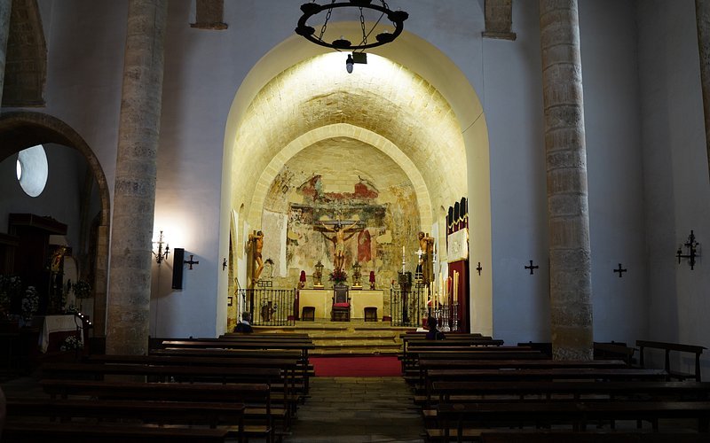 explorando los murales religiosos que embellecen las capillas de las catedrales espanolas
