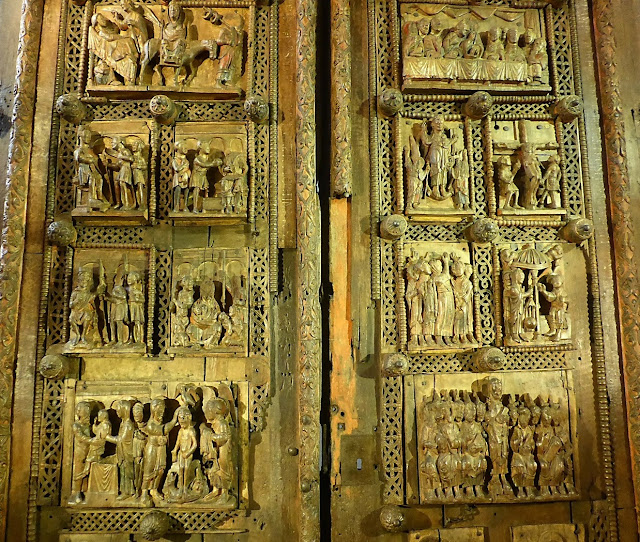la belleza en piedra los relieves de las puertas de las catedrales 1