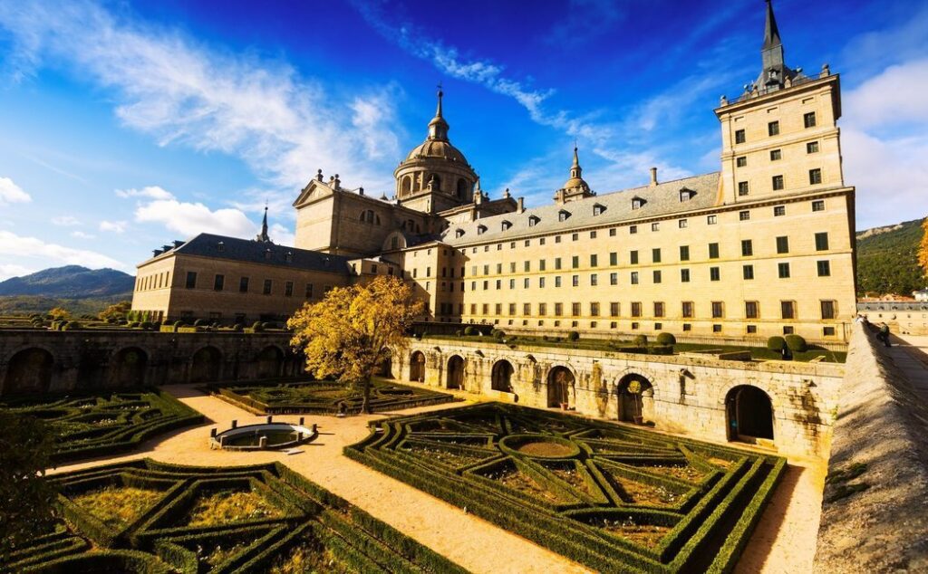 san lorenzo de el escorial la majestuosidad de la arquitectura monastica renacentista en espana